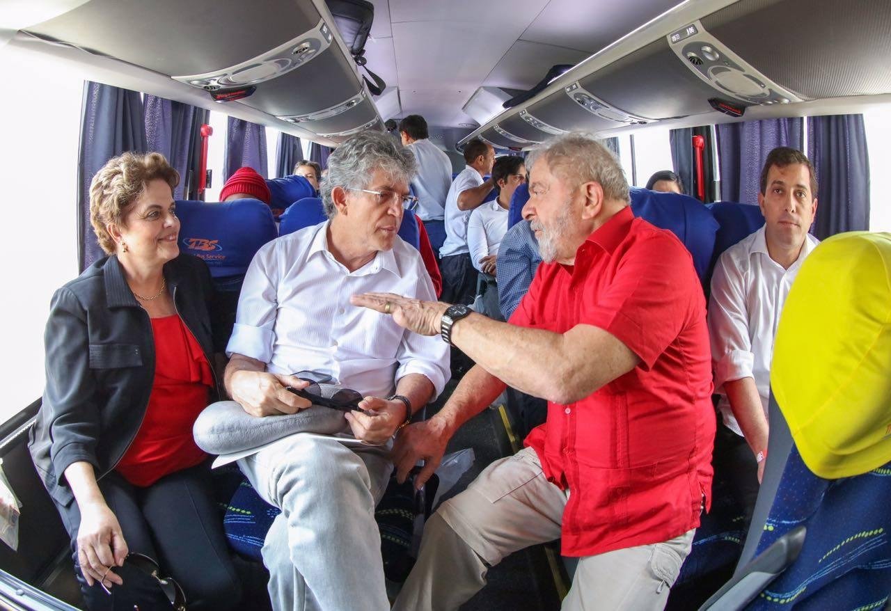 Dilma esteve acompanhada do ex-presidente e do governador da Para&iacute;ba em ato