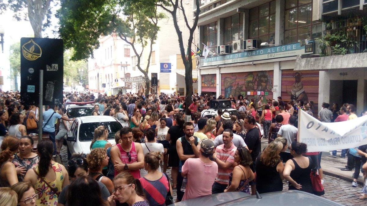 Protesto de professores em frente &agrave; SMED no in&iacute;cio do m&ecirc;s