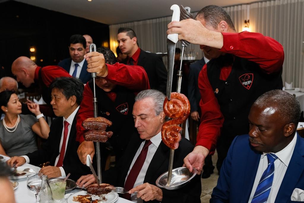 Temer jantou no local neste domingo acompanhado de ministros e embaixadores e representantes de 27 pa&iacute;ses, em um gesto pol&iacute;tico para tentar minimizar os efeitos negativos da Opera&ccedil;&atilde;o Carne Fraca 