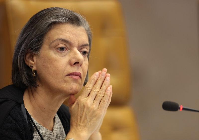 C&aacute;rmen L&uacute;cia anuncia em Minas que vai se aposentar no in&iacute;cio de 2018