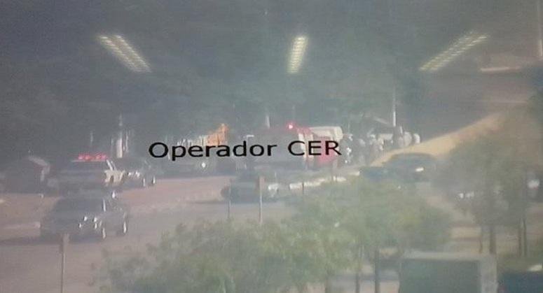 Colis&atilde;o entre dois carros provoca capotamento em avenida de Porto Alegre 