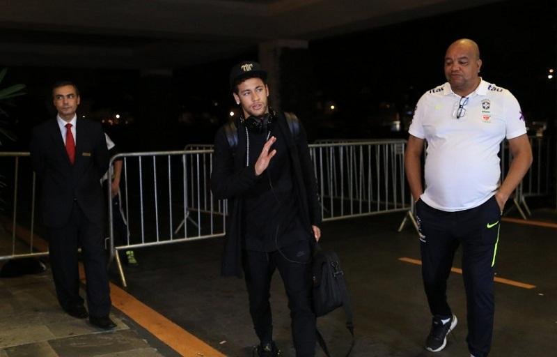 Neymar e Dani Alves se apresentam &agrave; Sele&ccedil;&atilde;o Brasileira