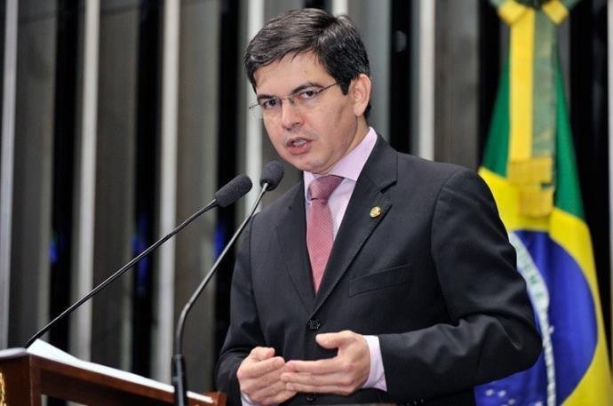 Randolfe Rodrigues reuniu 50 assinaturas para incluir a proposta na pauta