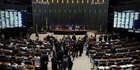 Presidente da Casa, Rodrigo Maia tenta votar substitutivo do Senado que prevê terceirizar atividade-fim
