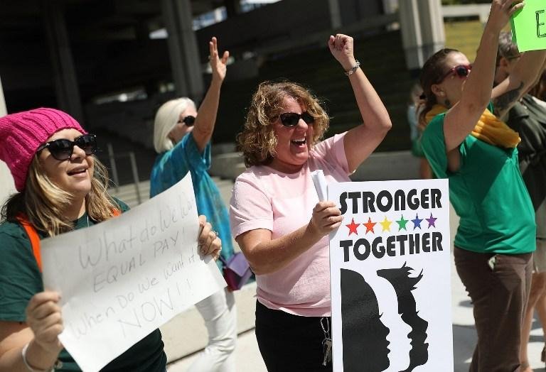 Mulheres em protesto pedindo sal&aacute;rios iguais aos homens em 14 de mar&ccedil;o de 2017, na Fl&oacute;rida, Estados Unidos