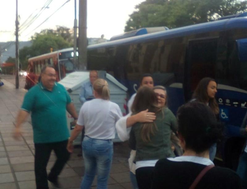 &Ocirc;nibus com familiares das v&iacute;timas da Kiss saiu de Santa Maria na manh&atilde; desta quarta-feira