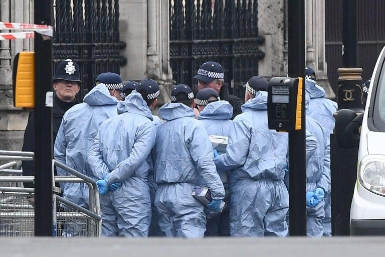 Pol&iacute;cia brit&acirc;nica revisa balan&ccedil;o para tr&ecirc;s mortos e anuncia pris&atilde;o de sete ap&oacute;s atentado