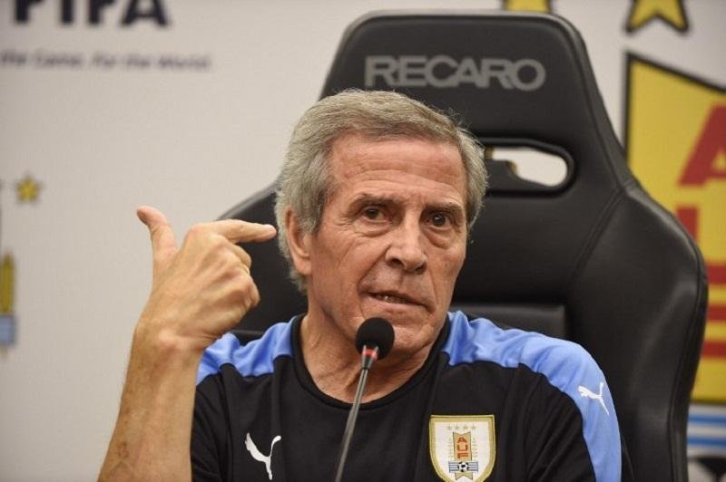 Tab&aacute;rez escolhe substitutos de Su&aacute;rez e Muslera no Uruguai
