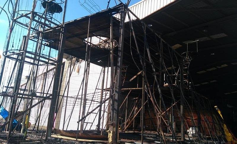 Mesmo ap&oacute;s inc&ecirc;ndio em carro aleg&oacute;rico, escola de samba mant&eacute;m desfile em Porto Alegre