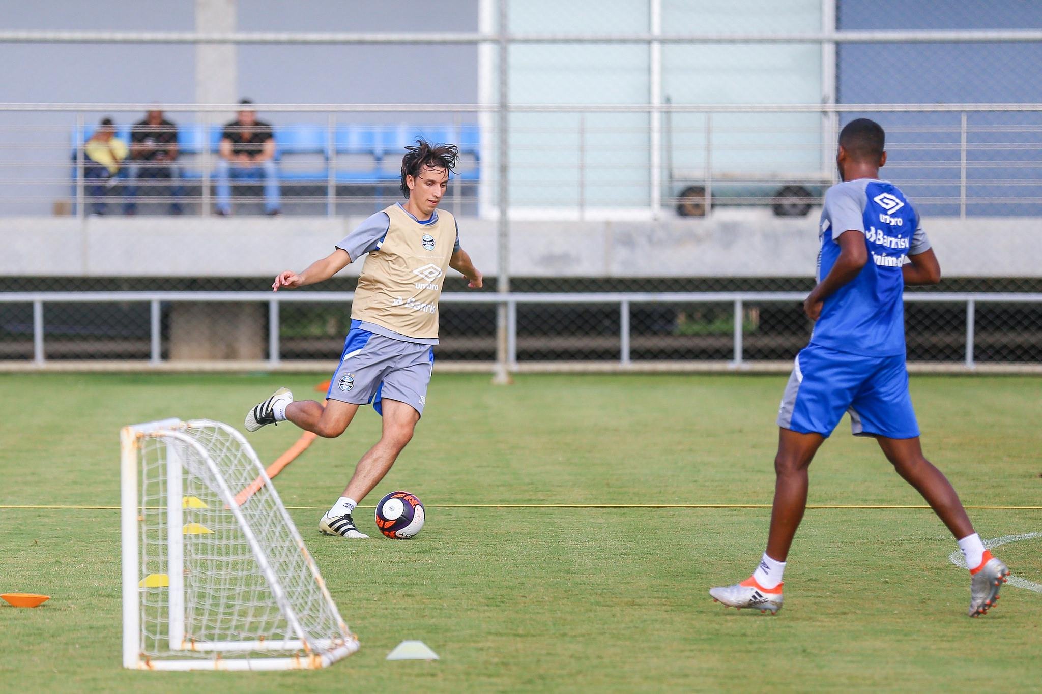 Geromel voltou a treinar com os companheiros no CT Luiz Carvalho