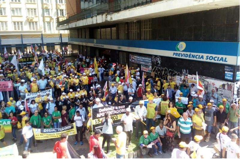Sindicalistas protestam contra terceiriza&ccedil;&atilde;o e reforma da Previd&ecirc;ncia em Porto Alegre