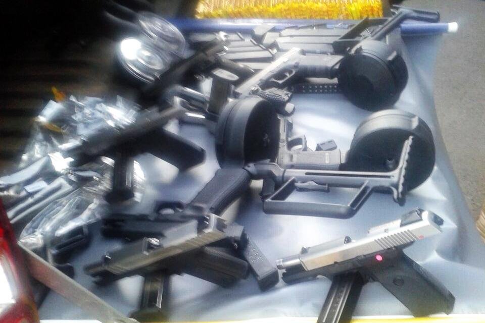 Um menor foi apreendido durante a&ccedil;&atilde;o que recolheu 14 armamentos de alto poder destrutivo