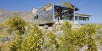 Casa revestida de espelhos preserva paisagem no deserto da Califórnia