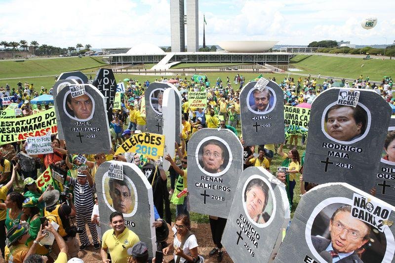 Pessoas vestiram camisas amarelas e levaram faixas e cartazes contra a corrup&ccedil;&atilde;o