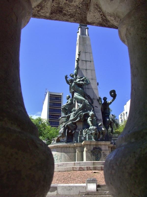 Monumento na Pra&ccedil;a da Matriz
