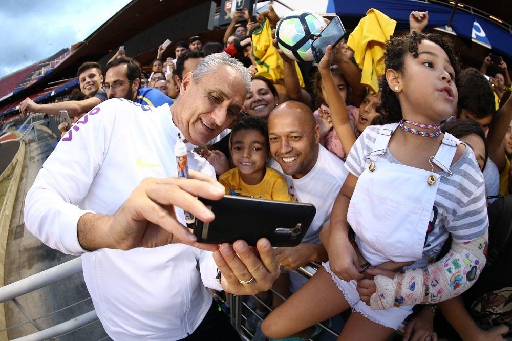 T&eacute;cnico atende torcedores no treino realizado s&aacute;bado no Morumbi