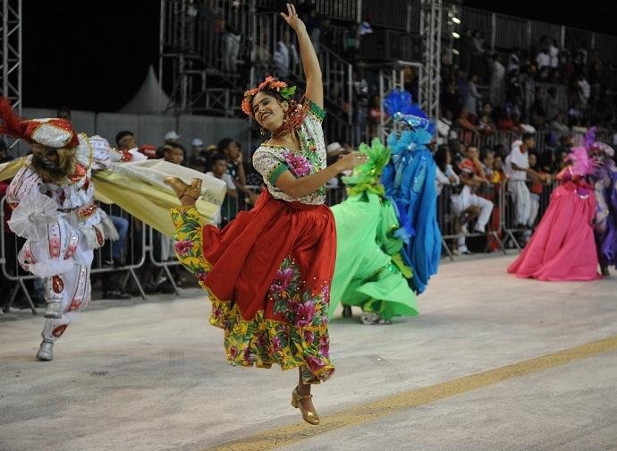 Escola levou para avenida enredo sobre Frida Kahlo