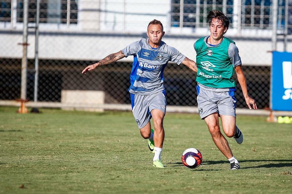 Pedro Geromel sofreu fratura em uma das costelas e j&aacute; treina com o restante grupo