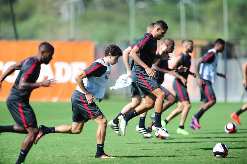 Zago projeta time reserva contra Cruzeiro