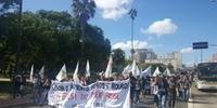 Manifestação contra aumento passagem ocupa ruas de Porto Alegre 
