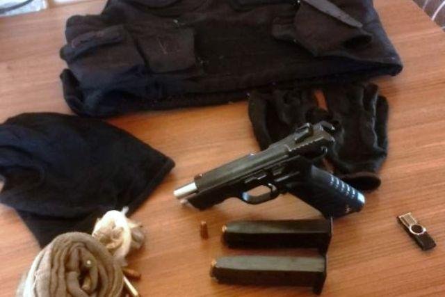 Homem de 35 anos foi preso com uma pistola e grande quantidade de muni&ccedil;&atilde;o