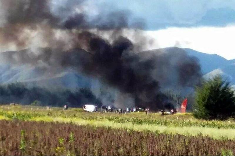 Avi&atilde;o &eacute; consumido pelas chamas ap&oacute;s pousar no Peru