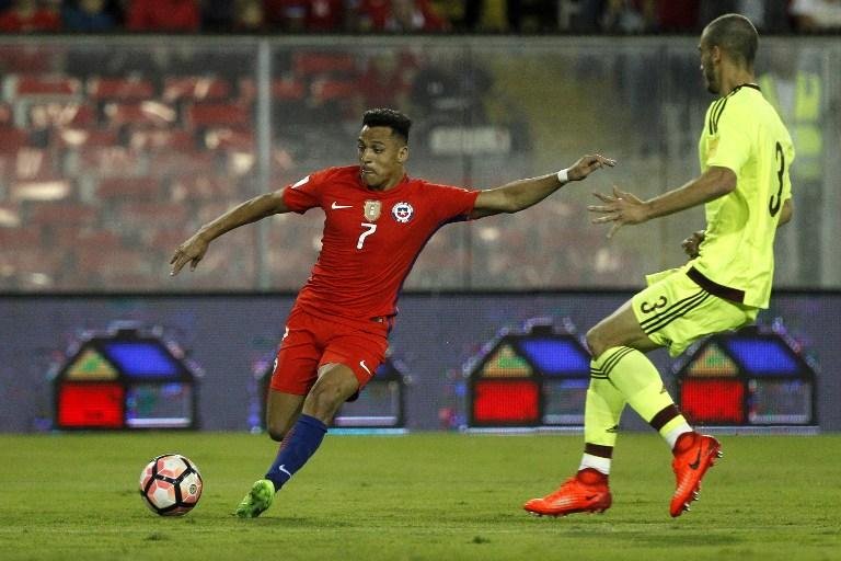 Atacante Alexis S&aacute;nchez brilhou durante toda a partida marcando um gol e participando dos outros dois do time chileno