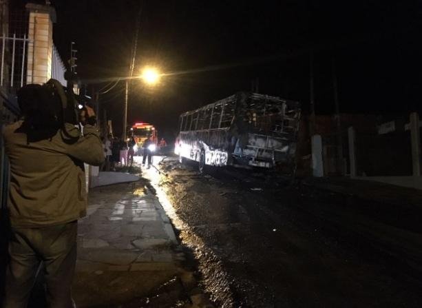 Criminosos ateiam fogo em &ocirc;nibus em bairro de Porto Alegre 