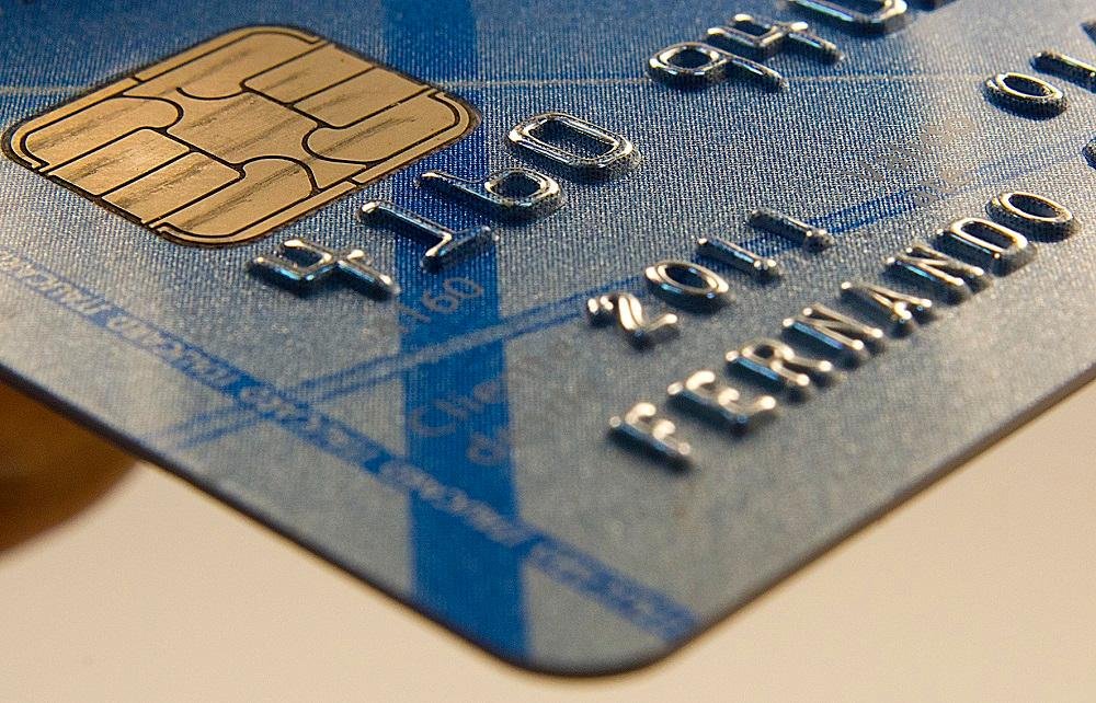 De acordo com o Banco Central, juro do rotativo do cart&atilde;o de cr&eacute;dito cai a 481,5% em fevereiro