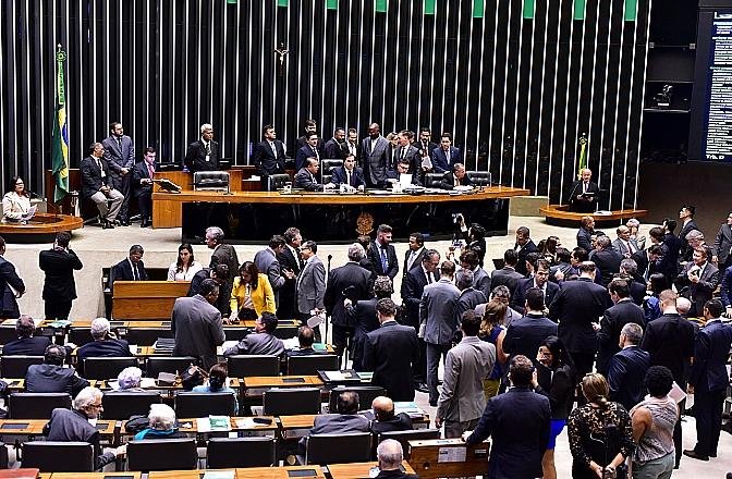 Proposta teve 304 votos favor&aacute;veis, mas precisava de 308 para ser aprovada
