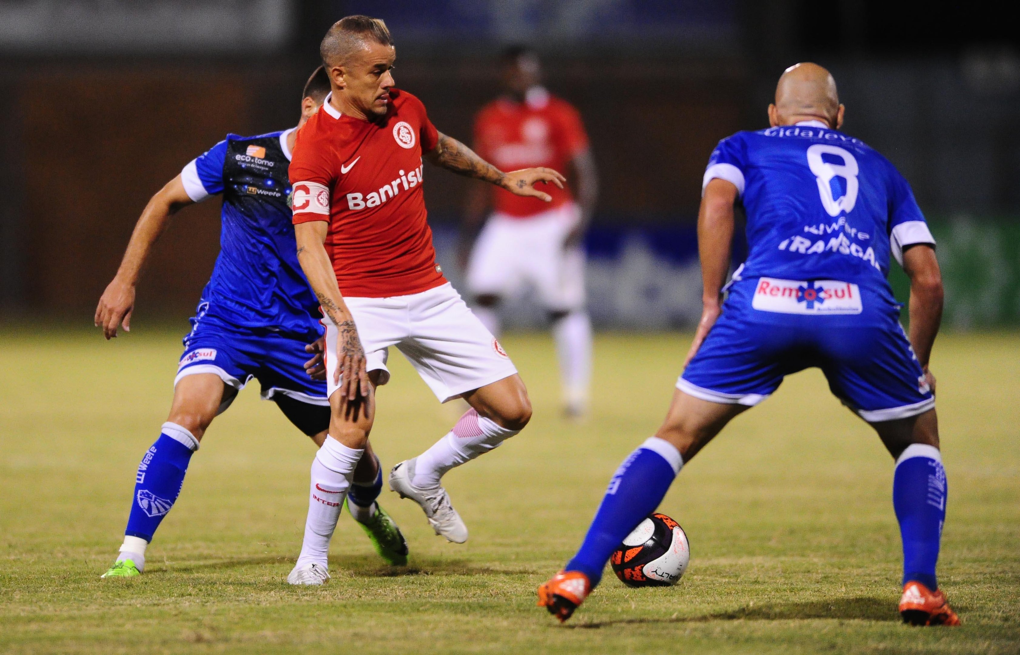 Inter reage no segundo tempo, mas n&atilde;o evita a derrota