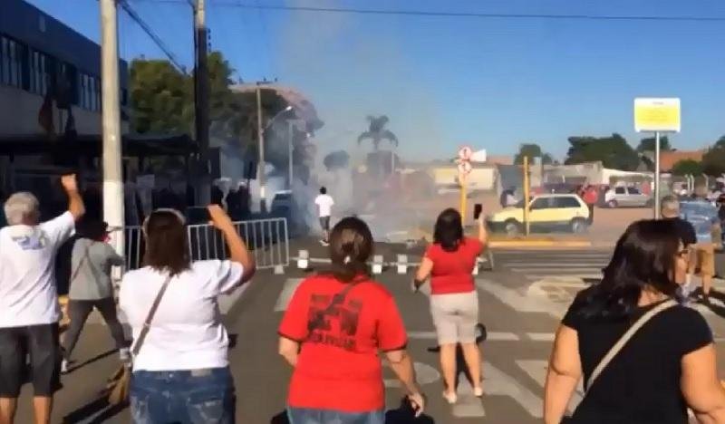 Servidores entram em confronto com BM em Cachoeirinha