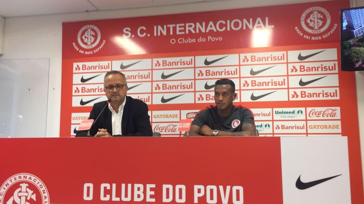Inter j&aacute; apresentou volante Edenilson, mas aguarda CBF liberar jogador