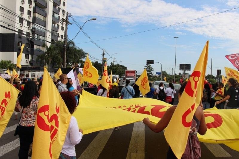 Greve acontece por conta do parcelamento dos sal&aacute;rios dos servidores por parte do governo estadual