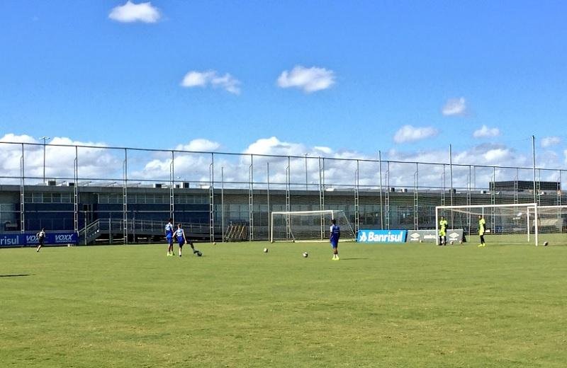 Em treino fechado, Renato encaminha equipe com retornos de Geromel e Maicon