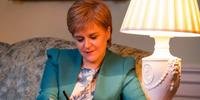 Chefe do governo regional escocês, Nicola Sturgeon, enviou carta de próprio punho a Theresa May pedindo a abertura do processo