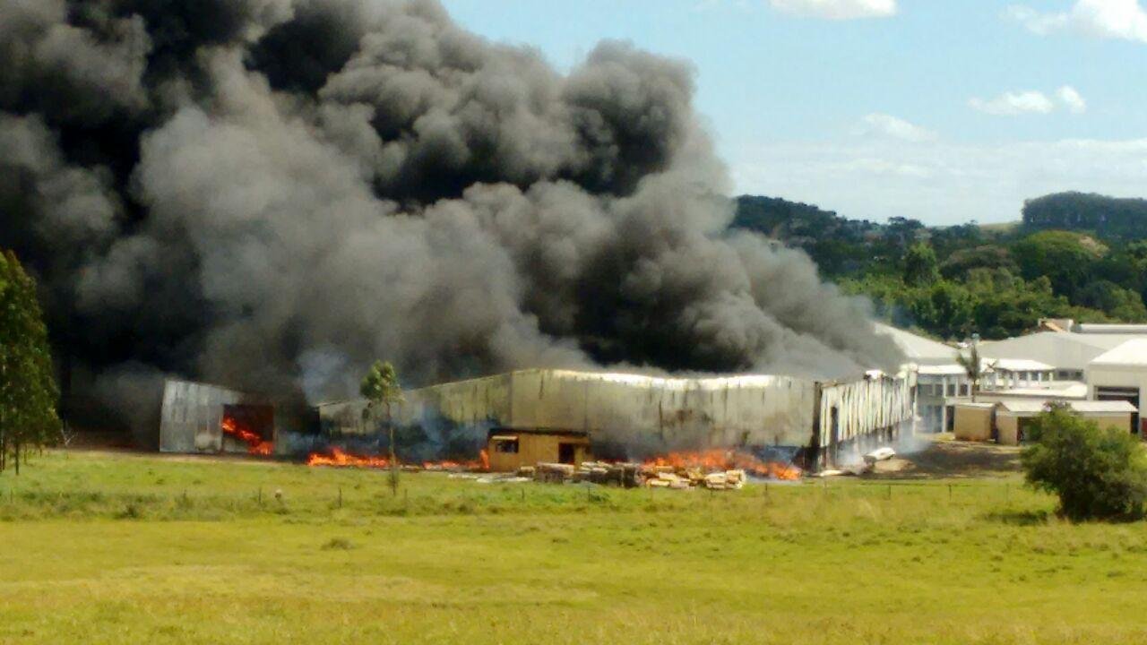 Inc&ecirc;ndio atinge f&aacute;brica de sapatos em Santo Ant&ocirc;nio da Patrulha