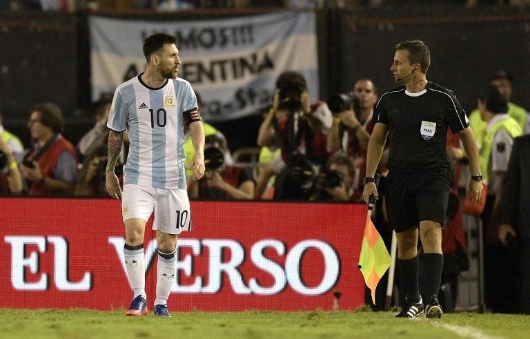Messi foi suspenso por xingamentos a auxiliar brasileiro