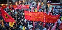 Protesto reuniu centenas em Porto Alegre