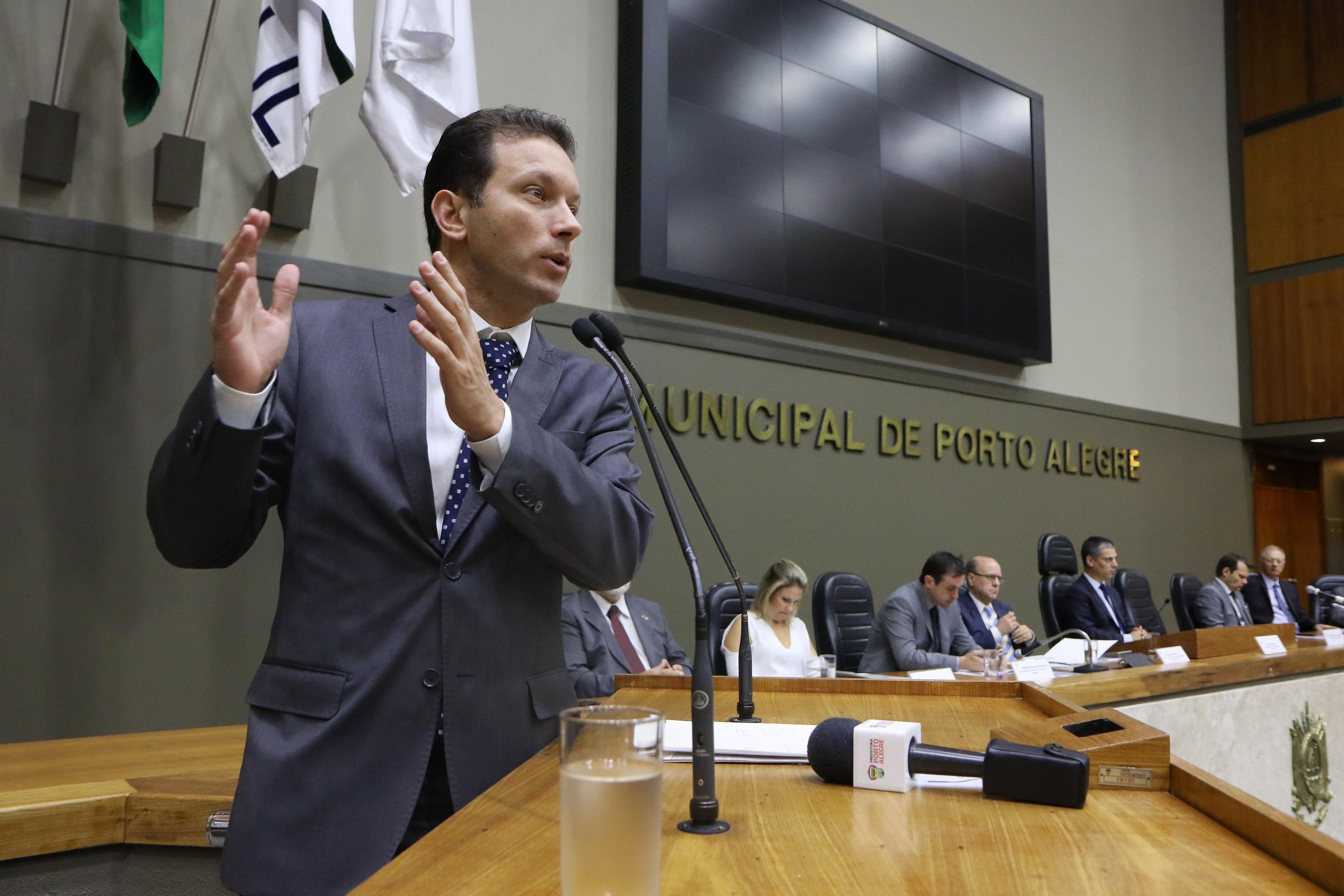 Medida deve cortar mais de R$ 66 milh&otilde;es da folha anual dos servidores municipais