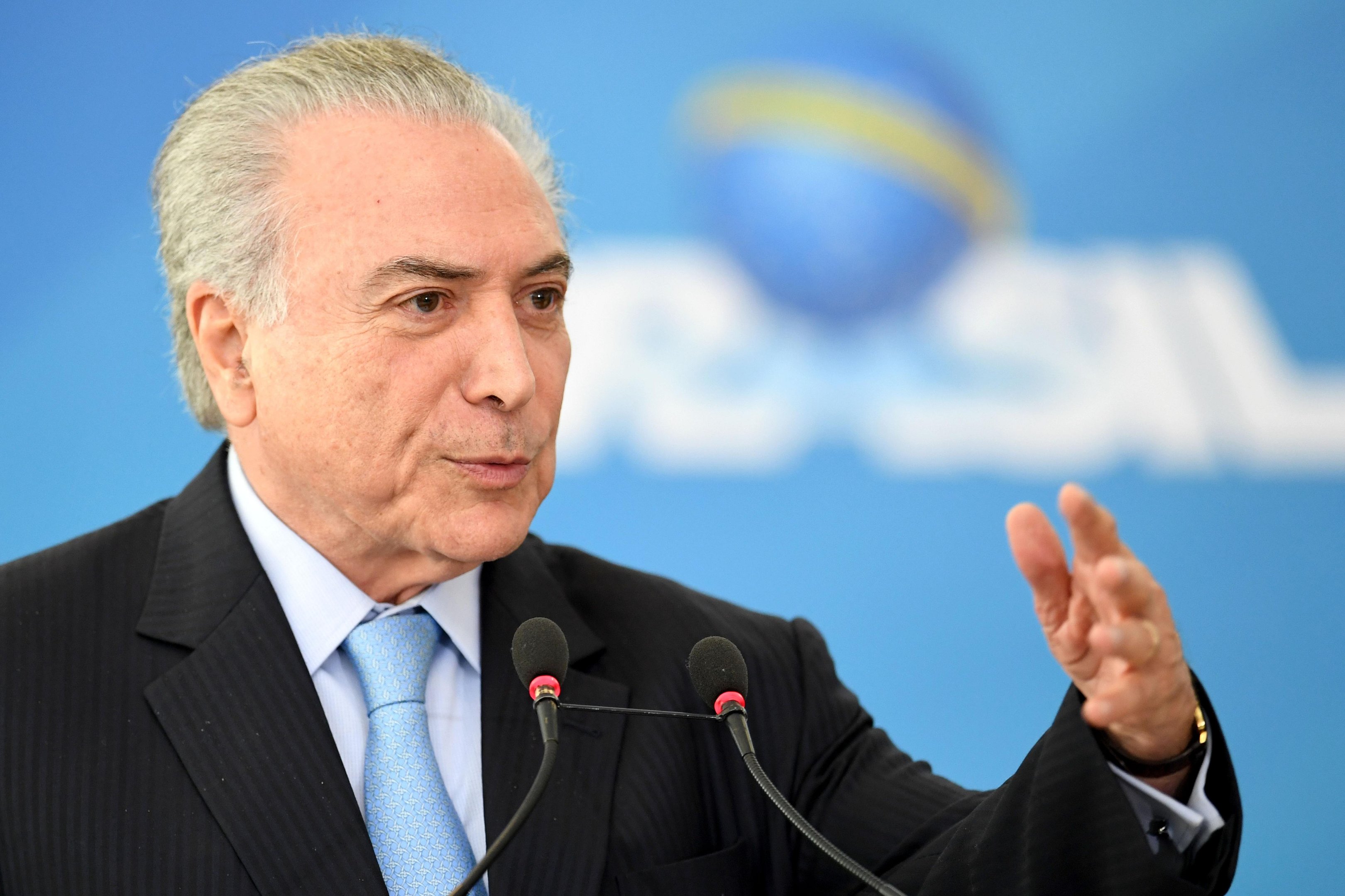 Presidente contraria protestos e parte da bancada do PMDB, mantendo propostas principais de projeto da C&acirc;mara