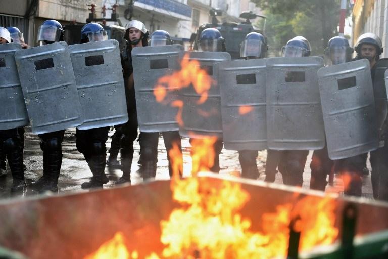 Centenas de manifestantes atearam fogo no edif&iacute;cio em protesto