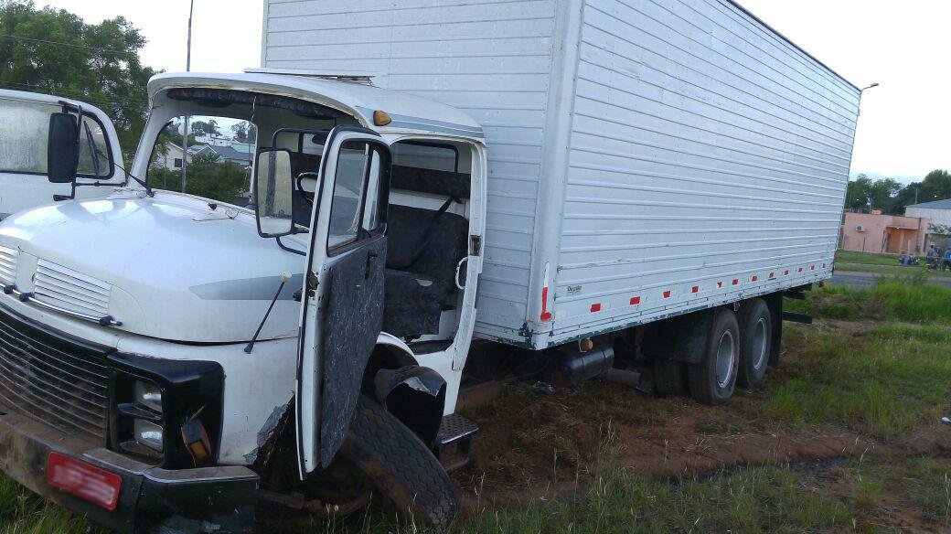 Homem morre na colis&atilde;o de carro e caminh&atilde;o em Charqueadas