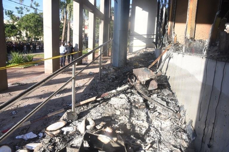 Congresso do Paraguai foi incendiado nessa sexta-feira