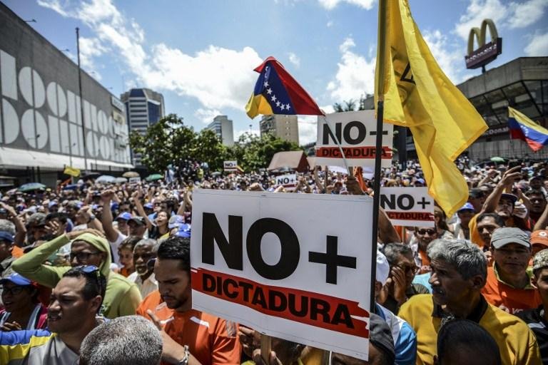 Crise pol&iacute;tica contra governo de Nicol&aacute;s Maduro sofreu escalada no confronto entre Legislativo e Judici&aacute;rio