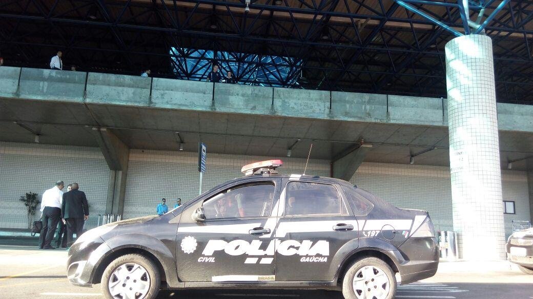 Homem morre e mulher fica ferida em queda no aeroporto Salgado Filho