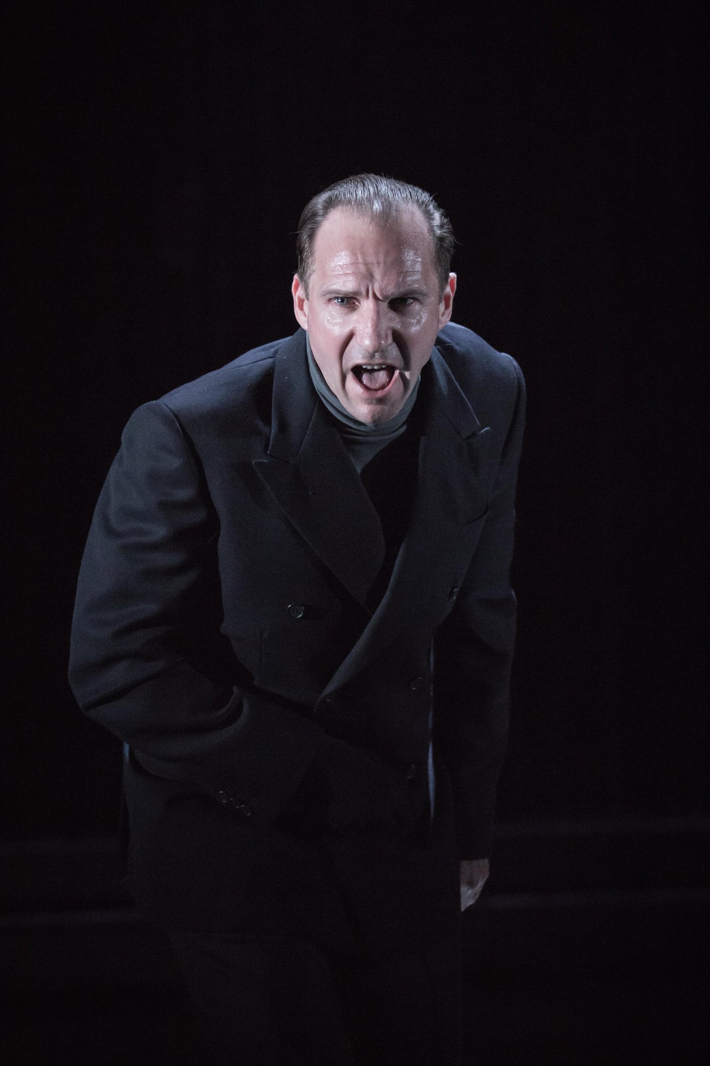 Ralph Fiennes interpreta vil&atilde;o cruel e sedento por poder, no espet&aacute;culo