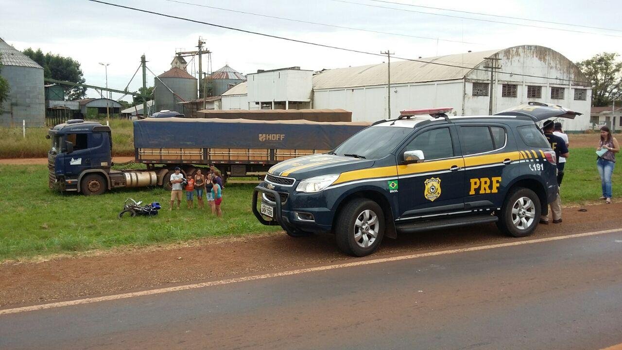 Homem morre na colis&atilde;o de moto e carreta em S&atilde;o Borja