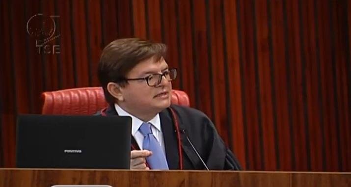 Ministros do TSE votam pela amplia&ccedil;&atilde;o do prazo em a&ccedil;&atilde;o que julga chapa Dilma-Temer