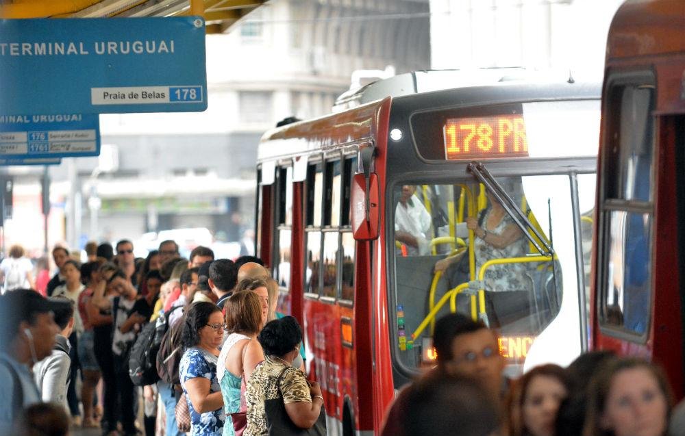 Popula&ccedil;&atilde;o reclama de atrasos constantes nos &ocirc;nibus de Porto Alegre